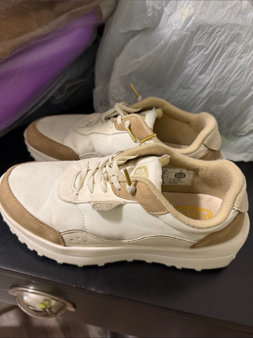 Women’s 8 HEY DUDE Low-Top Sneakers in Cream and Tan